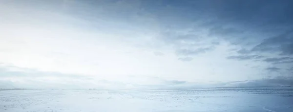 Panoramiczny Widok Pokryte Śniegiem Pole Śnieżycy Zachodzie Słońca Ludzkie Ślady — Zdjęcie stockowe