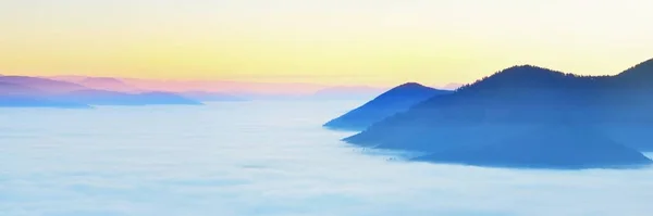 Vista Aérea Panorâmica Pitoresca Das Colinas Floresta Perene Nuvens Nevoeiro — Fotografia de Stock