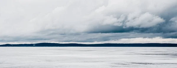 Gefrorener Waldsee Einem Bewölkten Tag Dramatischer Himmel Nach Einem Schneesturm — Stockfoto