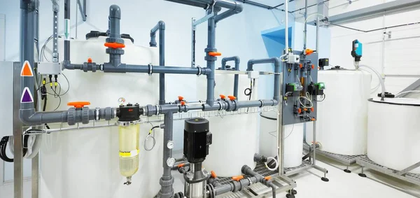 Ters osmoz su arıtma istasyonundaki su kalite kontrol ünitesi. Teknoloji, kimya, ısıtma, iş güvenliği, arz, altyapı