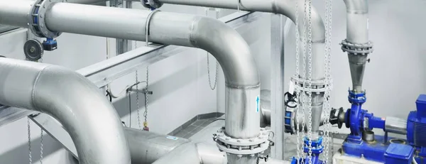 泵站和大型钢管用于反渗透工业用水处理厂 Technology Chemistry Heating Work Safety Supply Infrastructure — 图库照片