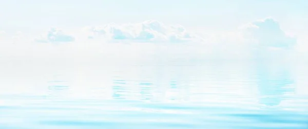 Mare Panoramico Cielo Limpido Blu Brillante Riflessi Superficie Dell Acqua — Foto Stock