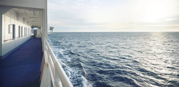 Gün batımında bir feribotun güvertesinden Baltık Denizi 'nin deniz manzarası. Seyahat yerleri, tatiller, gezi, turizm, dinlenme