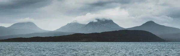 Hory Tyčí Pod Temnou Bouřkovou Oblohou Dramatické Mraky Jura Island — Stock fotografie