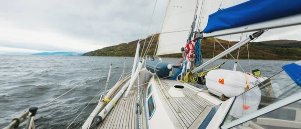 Schaluppe Getakelte Moderne Jacht Mit Hölzernem Teakdeck Segelt Der Nähe — Stockfoto