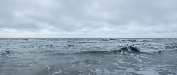 风暴过后的波罗的海戏剧化的发光云 全景全景 气候变化 — 图库照片