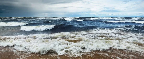 Baltské Moře Pod Dramatickými Mraky Západu Slunce Bouřce Vlny Zblízka — Stock fotografie