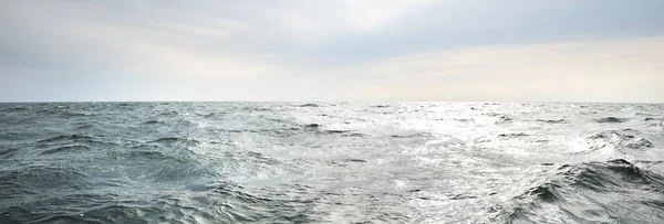 Nuvens Brilhantes Acima Mar Báltico Aberto Antes Tempestade Suécia Céu — Fotografia de Stock