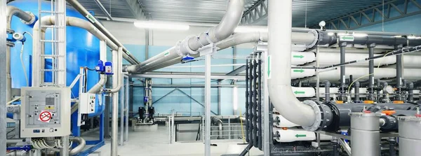 Ozmoz endüstriyel su arıtma istasyonunu tersine çevirin. Koridorun manzarası geniş. Teknoloji, kimya, ısıtma, iş güvenliği, arz, altyapı