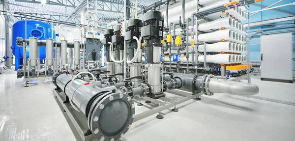 Ters osmoz endüstriyel şehir su arıtma istasyonu için pompa istasyonu. Geniş açılı bakış açısı. Teknoloji, kimya, ısıtma, iş güvenliği, arz, altyapı