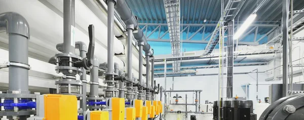 Ozmoz endüstriyel su arıtma istasyonunu tersine çevirin. Geniş açılı bakış açısı. Teknoloji, kimya, ısıtma, iş güvenliği, arz, altyapı