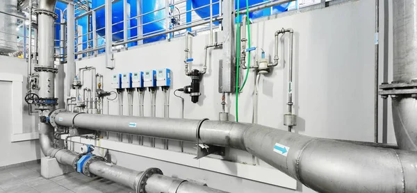 Große Blaue Tanks Einem Heizungsraum Für Die Industrielle Stadtwasseraufbereitung Weitwinkelperspektive — Stockfoto