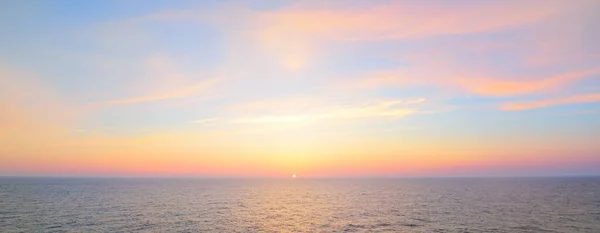Mar Báltico Atardecer Cielo Claro Nubes Brillantes Azules Rosadas Suave — Foto de Stock