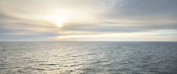 日の出の嵐の後のバルト海のパノラマビュー 輝く雲と劇的な空 壮大な雲の風景 悪天候 生態系 気候変動 — ストック写真