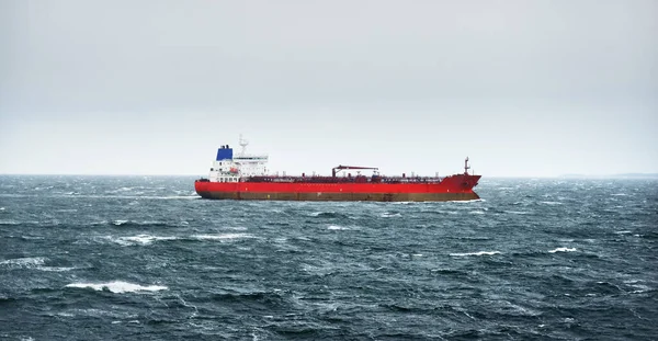 Gran Petrolero Rojo Navegando Mar Báltico Día Ventoso Cielo Tormentoso — Foto de Stock