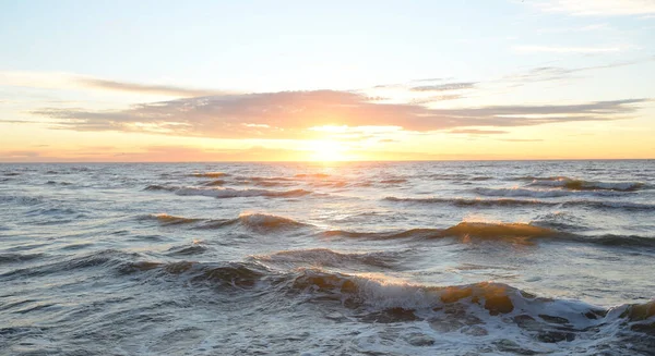 Östersjön Vid Solnedgången Dramatisk Himmel Blå Och Rosa Glödande Moln — Stockfoto