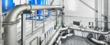 Endüstriyel şehir su arıtma kazan dairesinde büyük mavi tanklar. Geniş açılı bakış açısı. Teknoloji, kimya, ısıtma, iş güvenliği, arz, altyapı