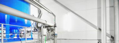 Endüstriyel şehir su arıtma kazan dairesinde büyük mavi tanklar. Geniş açılı bakış açısı. Teknoloji, kimya, ısıtma, iş güvenliği, arz, altyapı