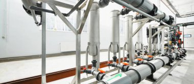 Ters osmoz endüstriyel şehir su arıtma istasyonu için pompa istasyonu. Teknoloji, kimya, ısıtma, iş güvenliği, arz, altyapı