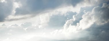 Süslü bulutlar. Dramatik bir gökyüzü. Destansı fırtına bulutları. Yumuşak güneş ışığı. Panoramik görüntü, doku, arkaplan, grafik kaynakları, tasarım, kopyalama alanı. Meteoroloji, cennet, umut, barış kavramı