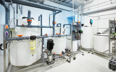 Ters osmoz su arıtma istasyonundaki su kalite kontrol ünitesi. Teknoloji, kimya, ısıtma, iş güvenliği, arz, altyapı