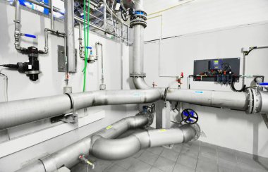 Endüstriyel şehir su arıtma odasında büyük mavi tanklar var. Geniş açılı bakış açısı. Teknoloji, kimya, ısıtma, iş güvenliği, ekipman, arz, altyapı