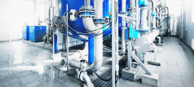 Büyük endüstriyel su arıtma ve kazan dairesi. Parlak çelik borular, pompalar, vanalar. Endüstri, teknoloji, özel ekipman, biyoteknoloji, kimya, ekoloji, ısıtma, işyeri güvenliği