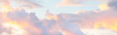 Açık mavi gökyüzü. Pembe ve altın rengi sirrus ve kümülüs bulutları fırtına üstüne, yumuşak güneş ışığı. Dramatik gün batımı bulutları. Meteoroloji, cennet, barış, grafik kaynakları, pitoresk panoramik manzara
