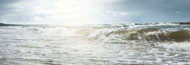 Fırtınadan sonra dramatik günbatımı bulutları altında Baltık Denizi. Dalgalar yakın çekim. Destansı deniz manzarası. Kasırga, fırtına, sert hava, meteoroloji, ekoloji, iklim değişikliği, doğal olaylar