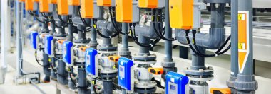 Ozmoz endüstriyel su arıtma istasyonunu tersine çevirin. Boruların görsel ritmi