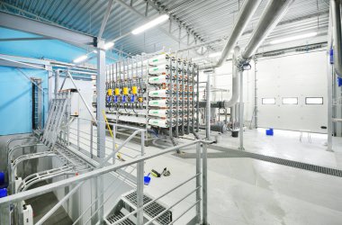 Ozmoz endüstriyel su arıtma istasyonunu tersine çevirin. Koridorun manzarası geniş. Teknoloji, kimya, ısıtma, iş güvenliği, arz, altyapı