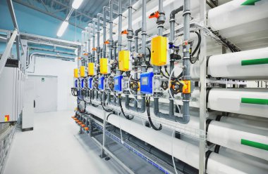 Ozmoz endüstriyel su arıtma istasyonunu tersine çevirin. Koridorun manzarası geniş. Teknoloji, kimya, ısıtma, iş güvenliği, arz, altyapı