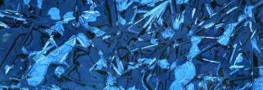 Mavi buz parçaları, yakın plan. Kristal berrak nehir suyu. Soyut doğal desen, arka plan, duvar kağıdı. Görüntü kavramı, makro fotoğrafçılık, grafik kaynaklar. Lekeli cam dokusu