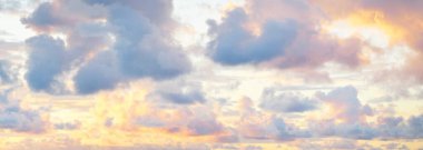 Açık gökyüzü, parlayan sirrus ve kümülüs bulutları fırtınadan sonra, yumuşak güneş ışığı. Dramatik gün batımı bulutları. Meteoroloji, hava, iklim, cennet, barış. Grafiksel kaynaklar. Resimli panoramik manzara