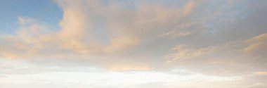 Açık mavi gökyüzü. Pembe ve altın rengi sirrus ve kümülüs bulutları fırtına üstüne, yumuşak güneş ışığı. Dramatik gün batımı bulutları. Meteoroloji, cennet, barış, grafik kaynakları, pitoresk panoramik manzara