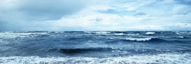 Fırtınadan sonra dramatik günbatımı bulutları altında Baltık Denizi. Dalgalar yakın çekim. Destansı deniz manzarası. Kasırga, fırtına, sert hava, meteoroloji, ekoloji, iklim değişikliği, doğal olaylar