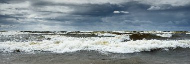 Fırtına sonrası karanlık dramatik bulutların altında Baltık Denizi. Destansı deniz manzarası. Kasırga, fırtına, sert hava, meteoroloji, ekoloji, iklim değişikliği, doğal olaylar