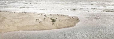 Fırtınadan sonra dramatik günbatımı bulutları altında Baltık Denizi. Dalgalar yakın çekim. - Letonya. Destansı deniz manzarası. Kasırga, fırtına, sert hava, meteoroloji, ekoloji, iklim değişikliği, doğal olaylar