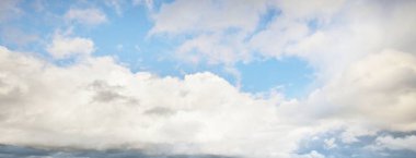 Süslü bulutlar. Dramatik bir gökyüzü. Destansı fırtına bulutları. Yumuşak güneş ışığı. Panoramik görüntü, doku, arkaplan, grafik kaynakları, tasarım, kopyalama alanı. Meteoroloji, cennet, umut, barış kavramı