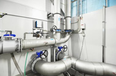 Endüstriyel şehir su arıtma odasında büyük mavi tanklar var. Geniş açılı bakış açısı. Teknoloji, kimya, ısıtma, iş güvenliği, ekipman, arz, altyapı