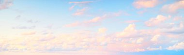 Açık mavi gökyüzü, kırmızı, pembe, altın sirrus ve kümülüs bulutları. Dramatik gün batımı bulutları. Sanat, meteoroloji, cennet, umut, barış, grafik kaynakları, resimli panoramik manzara