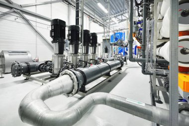 Ters osmoz endüstriyel şehir su arıtma istasyonu için pompa istasyonu. Geniş açılı bakış açısı. Teknoloji, kimya, ısıtma, iş güvenliği, arz, altyapı