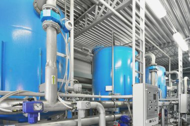 Endüstriyel şehir su arıtma kazan dairesinde büyük mavi tanklar. Geniş açılı bakış açısı. Teknoloji, kimya, ısıtma, iş güvenliği, arz, altyapı