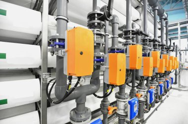 Ozmoz endüstriyel su arıtma istasyonunu tersine çevirin. Boruların görsel ritmi. Teknoloji, kimya, ısıtma, iş güvenliği, arz, altyapı