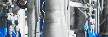 Büyük endüstriyel su arıtma ve kazan dairesi. Parlak çelik borular, pompalar, vanalar. Endüstri, teknoloji, özel ekipman, biyoteknoloji, kimya, ekoloji, ısıtma, işyeri güvenliği