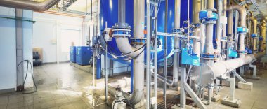 Büyük endüstriyel su arıtma ve kazan dairesi. Parlak çelik borular, pompalar, vanalar. Endüstri, teknoloji, özel ekipman, biyoteknoloji, kimya, ekoloji, ısıtma, işyeri güvenliği