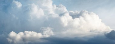 Destansı fırtına bulutları. Beyaz süslemeli günbatımı kümülüs bulutları. Yumuşak güneş ışığı, güneş ışınları. Açık mavi gökyüzü. Doğal desen, doku, arkaplan, duvar kağıdı, 3D, grafik kaynakları, tasarım, kopyalama alanı