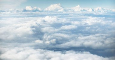 Destansı bulut manzarası. Beyaz süslemeli kümülüs bulutları, bir uçaktan görüntü. Huysuz hava, fırtına, kasırga. Soyut doğal desen, doku, arkaplan, duvar kağıdı, 3D, grafik kaynakları, tasarım