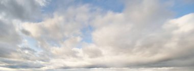 Süslü bulutlar. Dramatik bir gökyüzü. Destansı fırtına bulutları. Yumuşak güneş ışığı. Panoramik görüntü, doku, arkaplan, grafik kaynakları, tasarım, kopyalama alanı. Meteoroloji, cennet, umut, barış kavramı