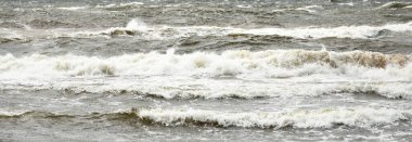 Fırtına sonrası karanlık dramatik bulutların altında Baltık Denizi. - Letonya. Destansı deniz manzarası. Kasırga, fırtına, sert hava, meteoroloji, ekoloji, iklim değişikliği, doğal olaylar
